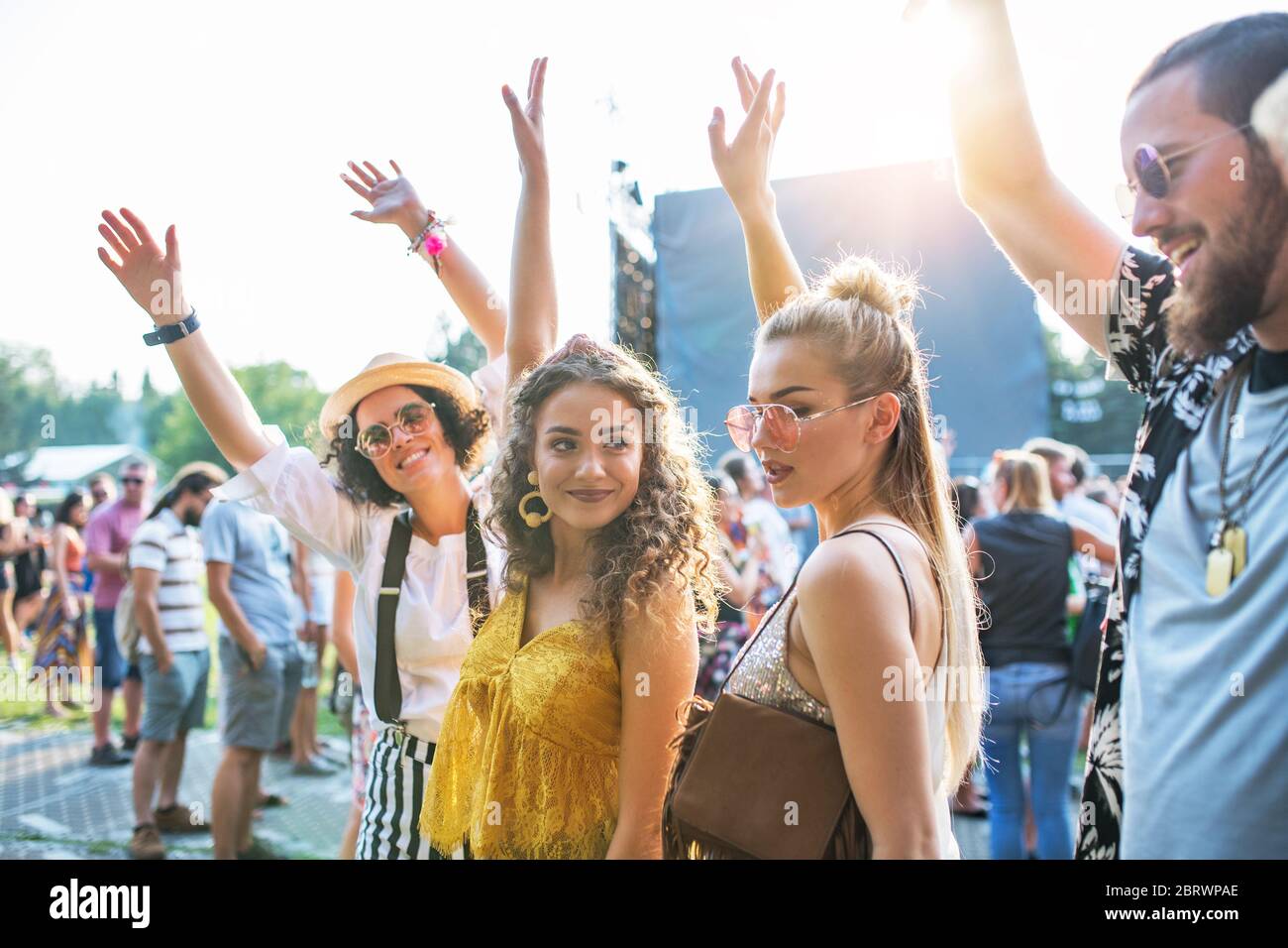 Vorderansicht Porträt der Gruppe von jungen Freunden tanzen im Sommer Festival. Stockfoto