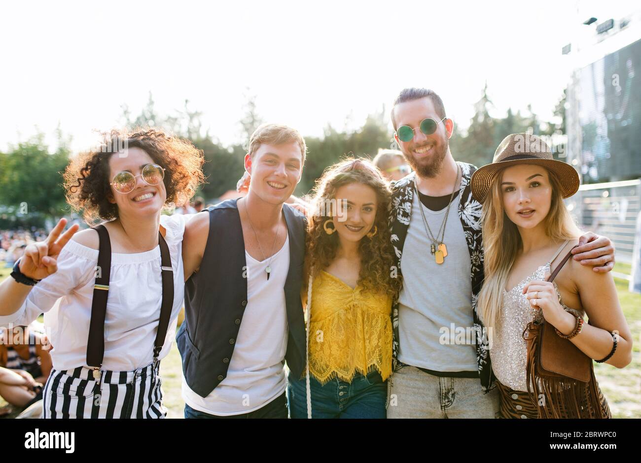 Gruppe junger Freunde beim Sommerfest. Stockfoto