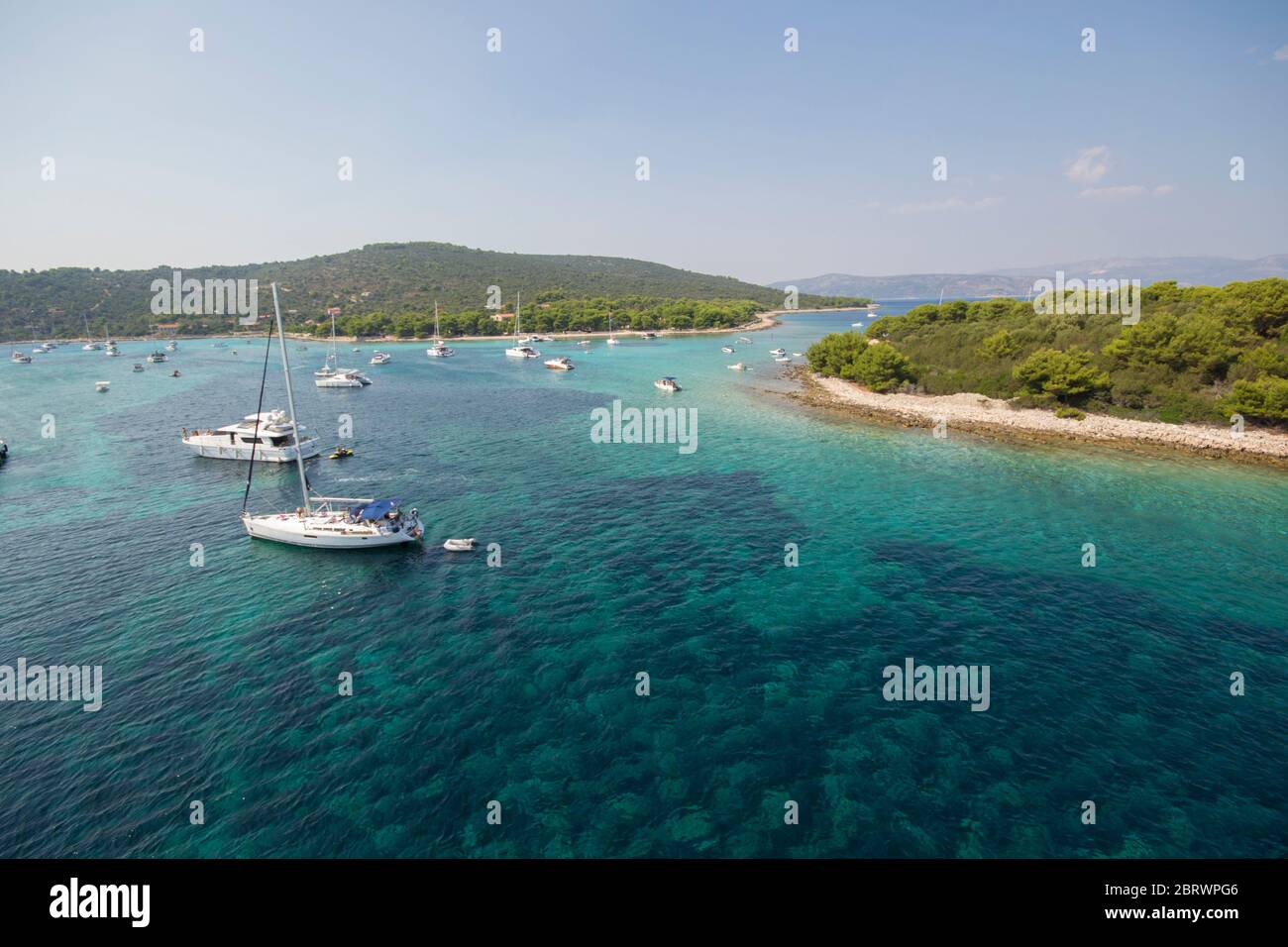 Segeln in der adria an der kroatischen Küste Stockfoto