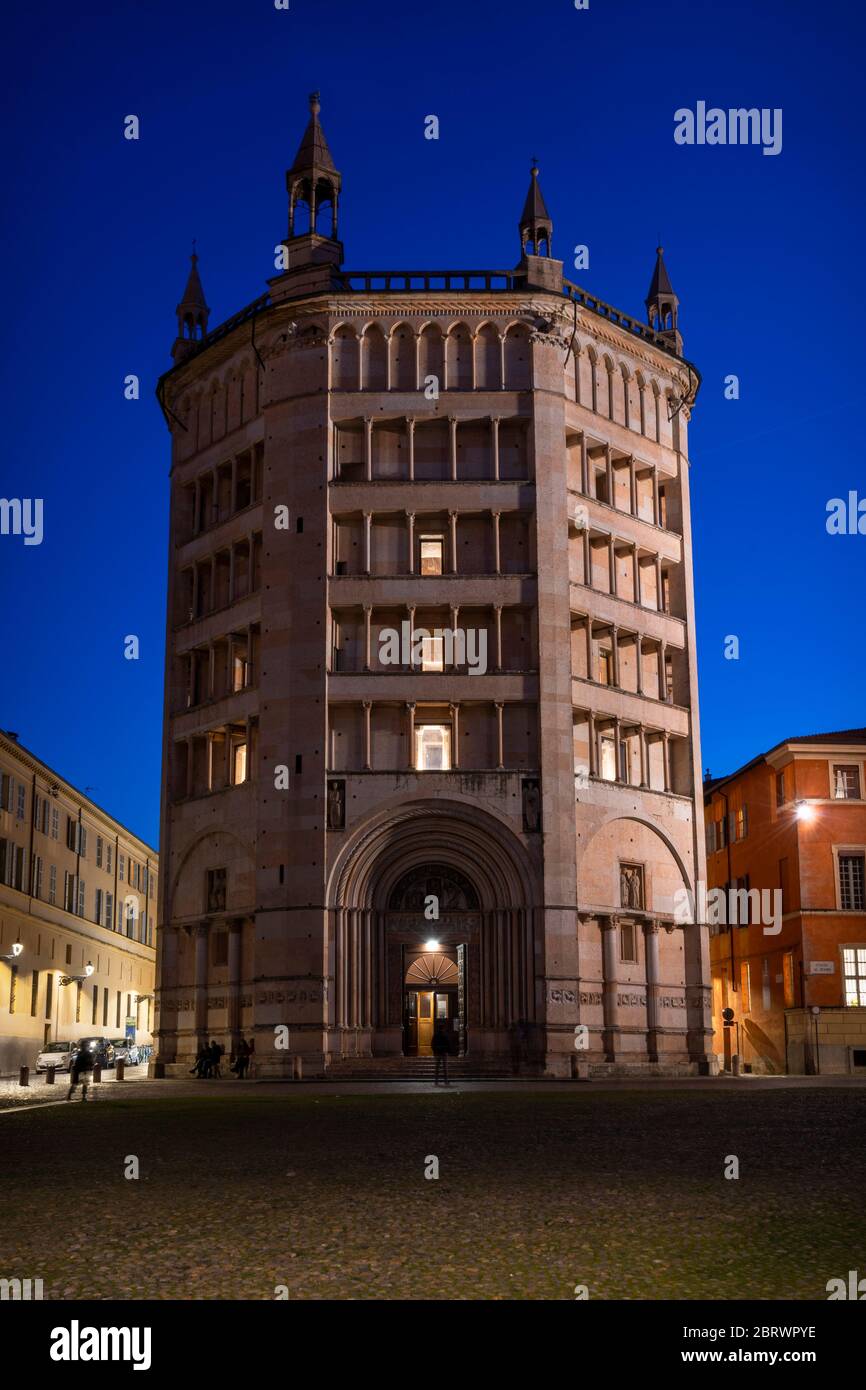 Das Battistero (Baptisterium von Parma) an der Piazza Duomo. Parma, Emilia Romagna, Italien, Europa. Stockfoto