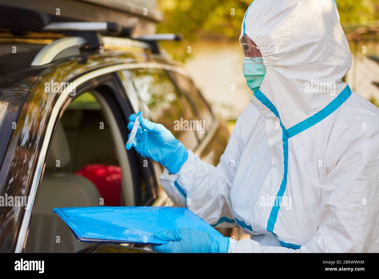Corona-Virentest mit Rachenabstrich in Drive-in-Teststation durch Containment Scout von der Gesundheitsabteilung Stockfoto