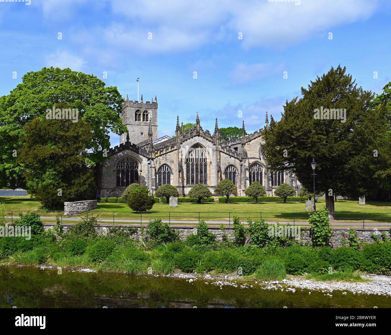 Holy Trinity Parish Church und der Fluss Kent. Kirkland, Kendal, Cumbria, England, Großbritannien, Europa. Stockfoto