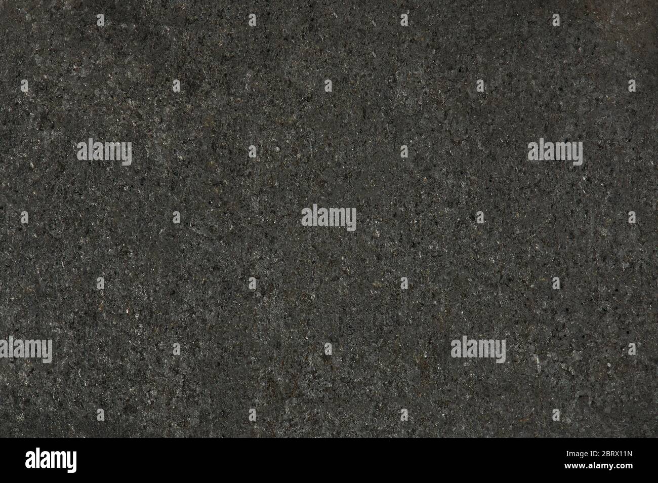 Dunkelgraue Metallic-Oberfläche mit schwarzen Flecken aus der Nähe Stockfoto