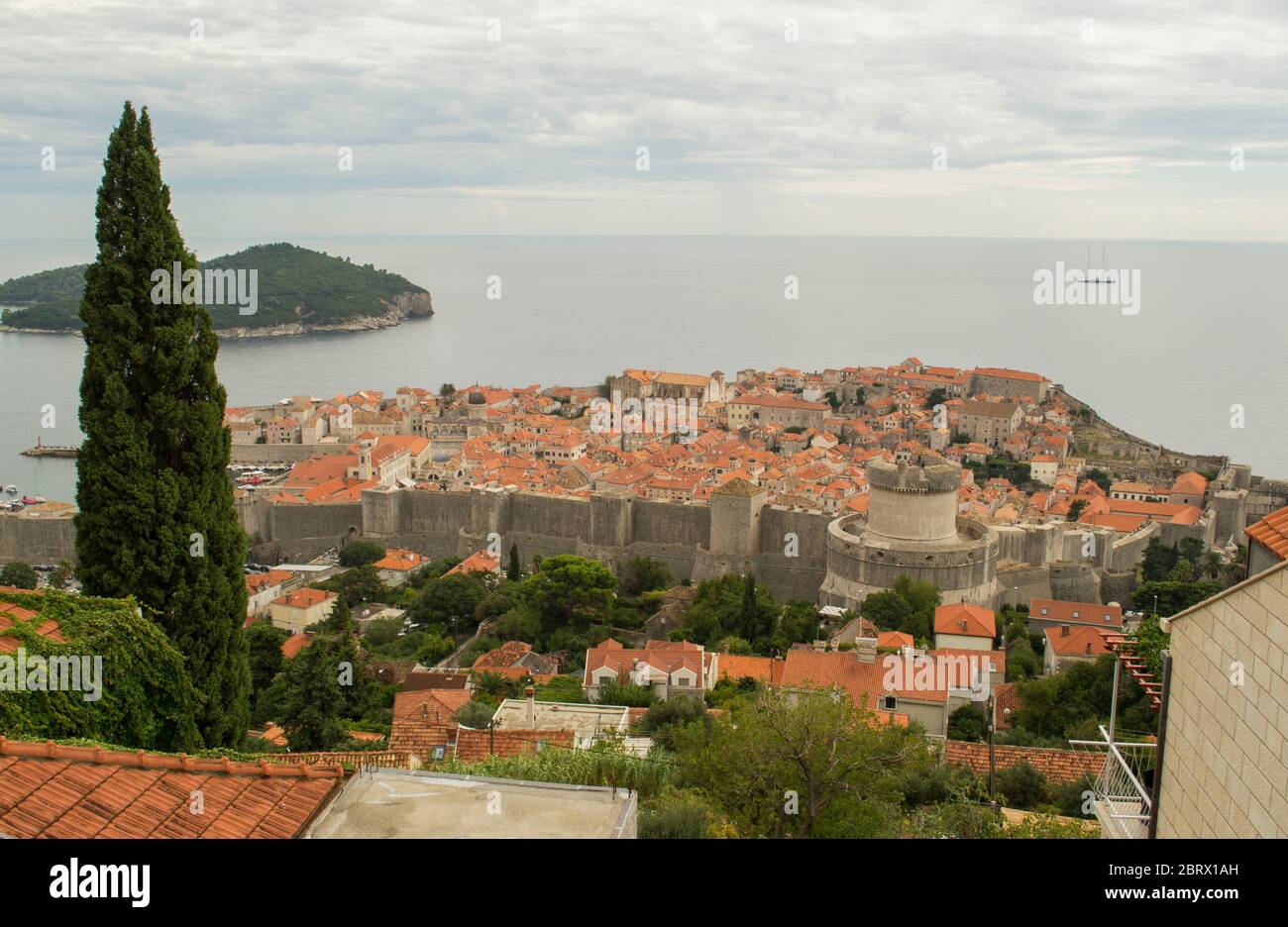 Dubrovnik ist eine Stadt an der Adria im Süden Kroatiens. Es ist eines der bekanntesten touristischen Ziele im Mittelmeer. Stockfoto