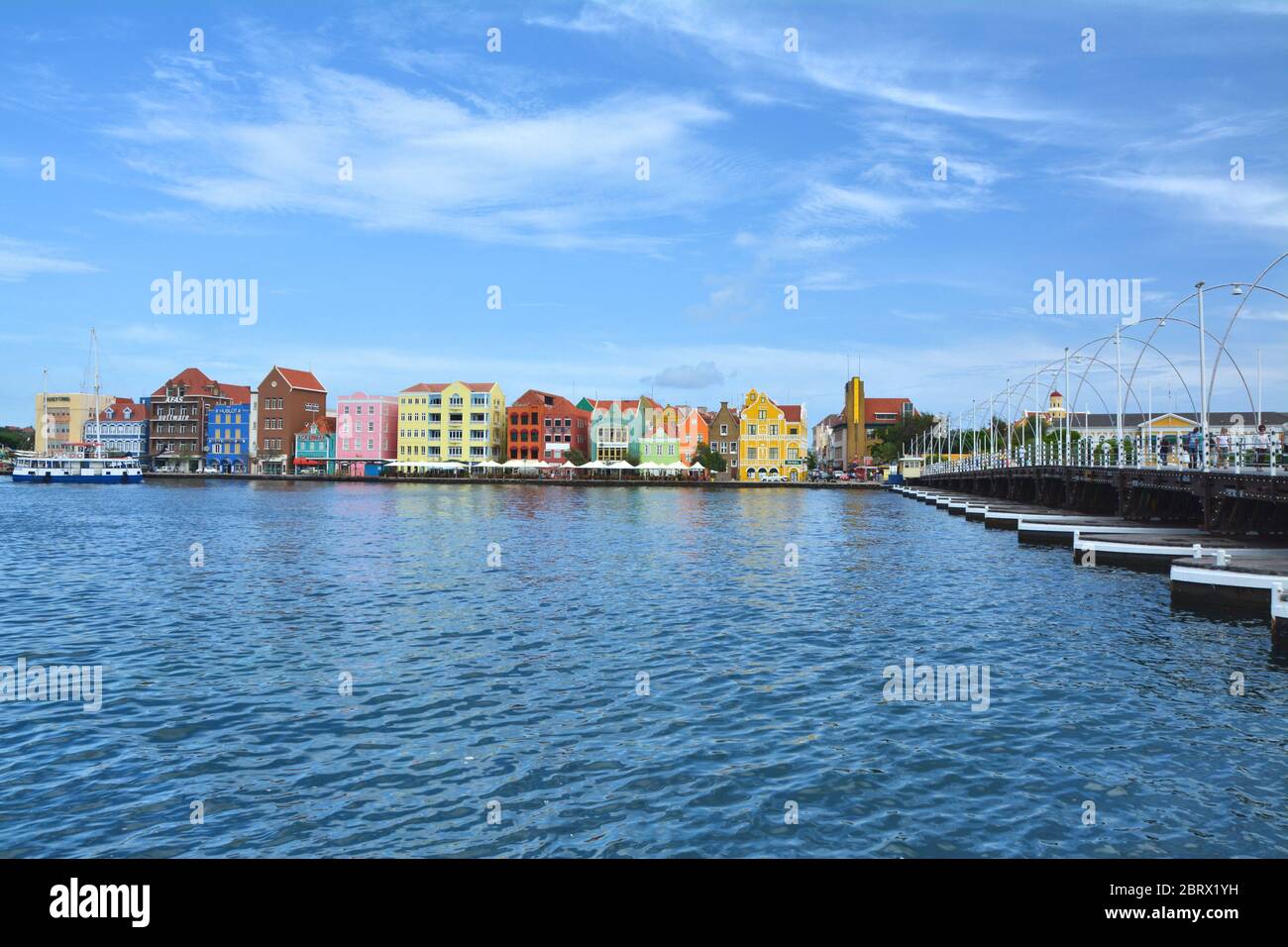 WILLEMSTAD, CURACAO - 27. MÄRZ 2017: Hafengebiet mit Hafen und bunten Häusern in Willemstad, Karibik. Das Stadtzentrum ist UNESCO-Weltkulturerbe S Stockfoto