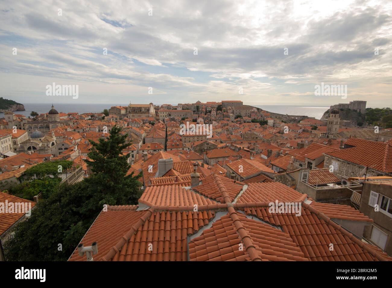 Dubrovnik ist eine Stadt an der Adria im Süden Kroatiens. Es ist eines der bekanntesten touristischen Ziele im Mittelmeer. Stockfoto