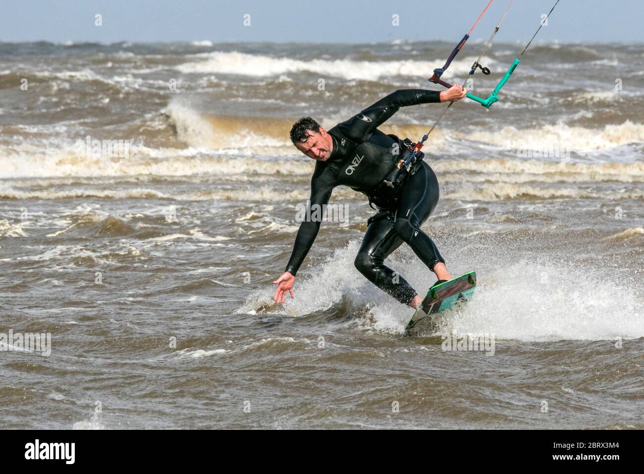 Southport, Merseyside, 22. Mai 2020. Ein Kitesurfer macht das Beste aus den wirklich windigen Bedingungen, während er entlang der Küste von Southport Beach in Merseyside kitesurft. Quelle: Cernan Elias/Alamy Live News Stockfoto