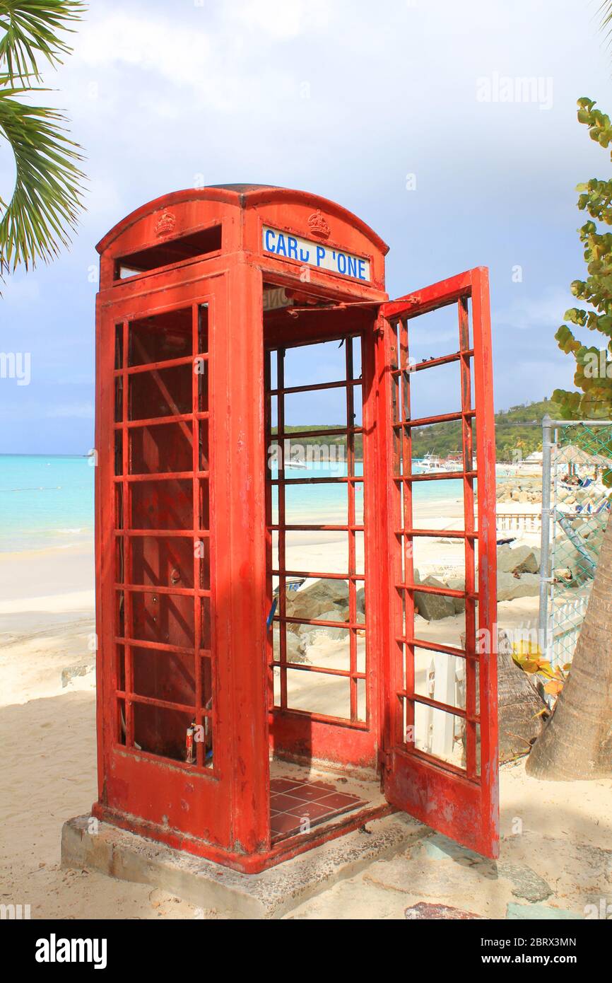 Telefonzelle am Strand von Dickenson Bay auf Antigua Stockfoto