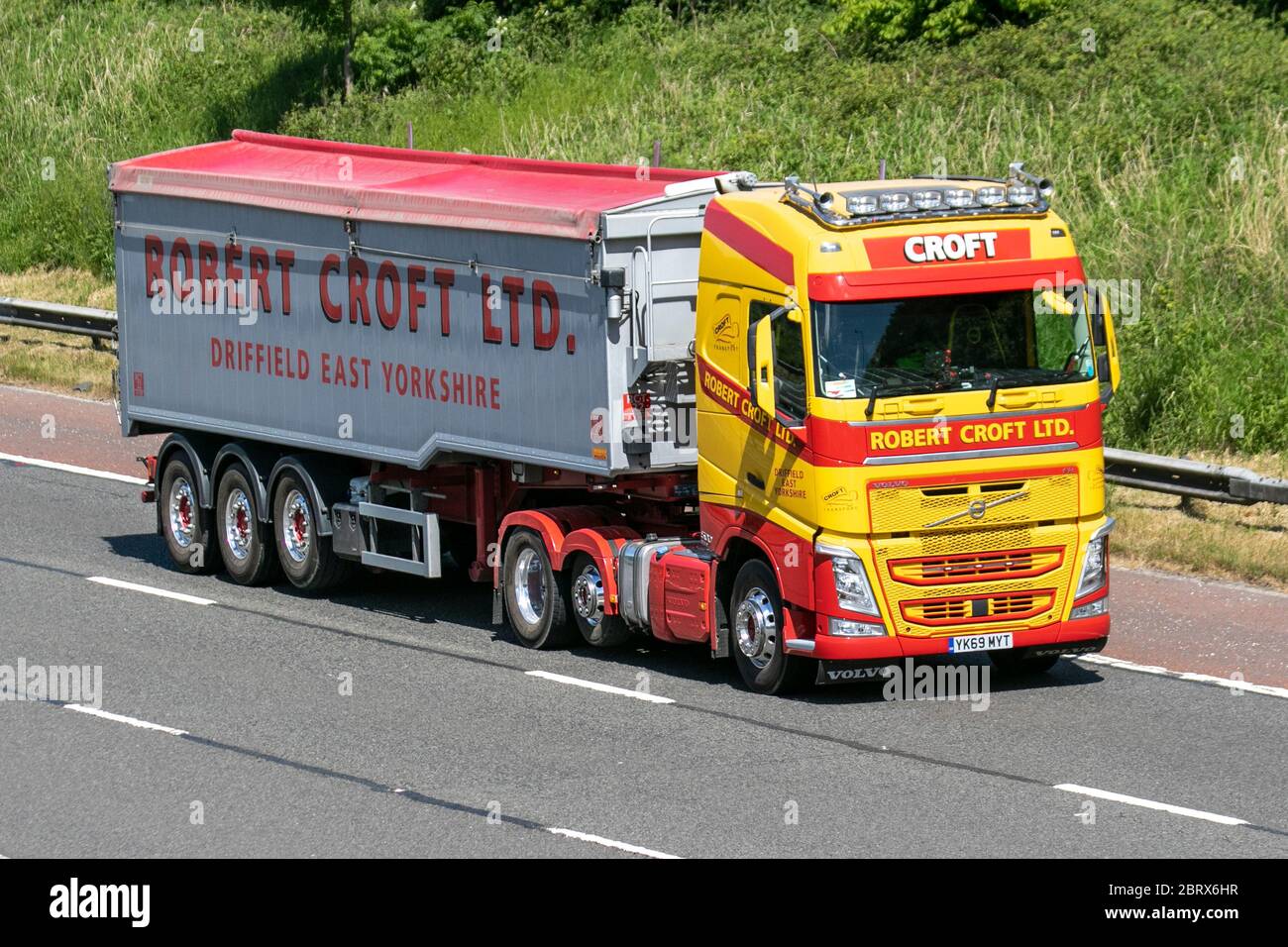 Robert Croft Ltd, East Yorkshire Bulk Grain Transporter; Spedition Lieferwagen, LKW, Transport, LKW, Frachtführer, Volvo Fahrzeug, europäischen gewerblichen Transport, Industrie, M6 in Manchester, Großbritannien Stockfoto