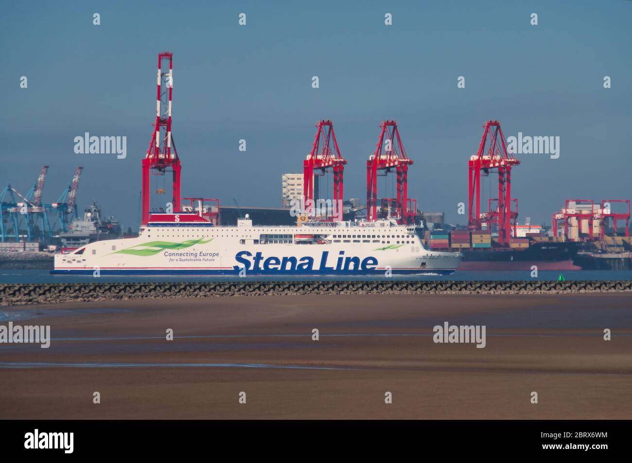 Die Stena Line Roll-on / Roll-off Fähre passiert den Hafen von Liverpool Containerterminal auf dem Fluss Mersey Ankunft aus Belfast in Nordirland. Stockfoto