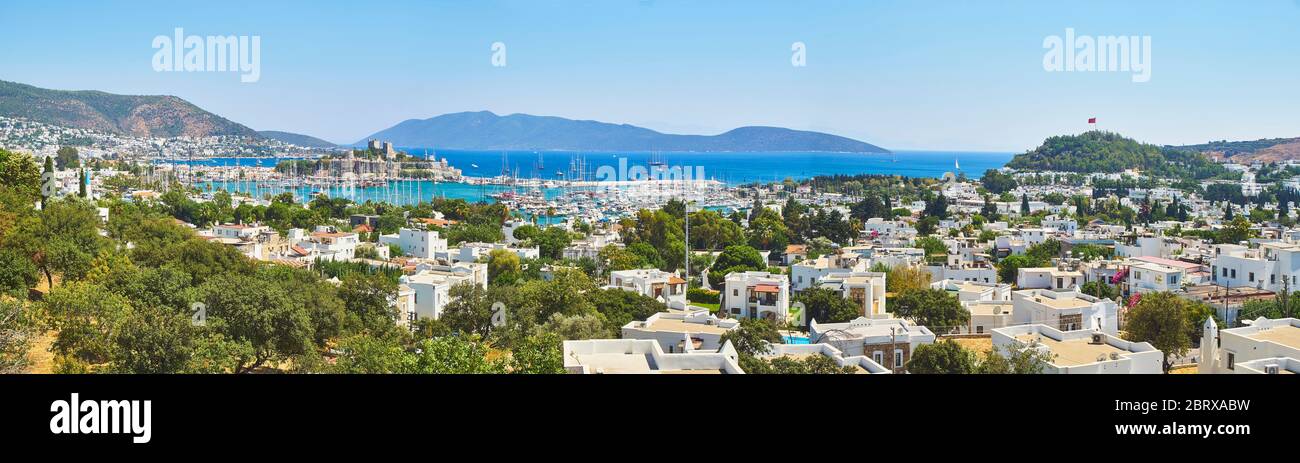 Bodrum, Provinz Mugla, Türkei. Kumbahce Bucht mit dem Schloss von St. Peter im Hintergrund. Stockfoto