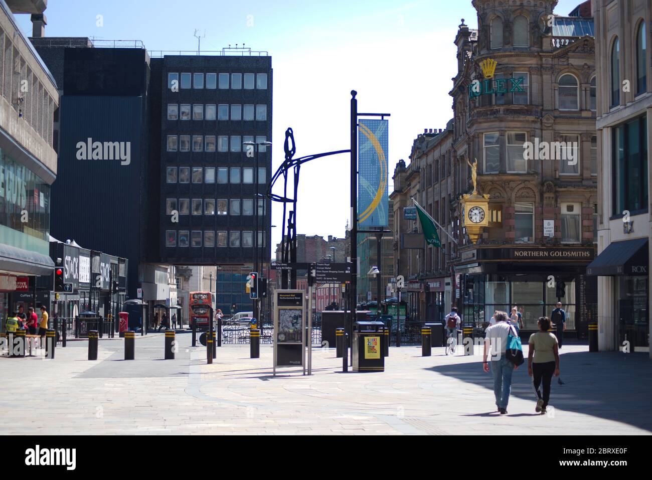 Newcastle upon Tyne, England, 20. Mai 2020. Northumberland Street in Newcastle upon Tyne ist ruhig während der Coronavirus Sperrung mit der Öffentlichkeit zu beobachten soziale Distanz. Stockfoto