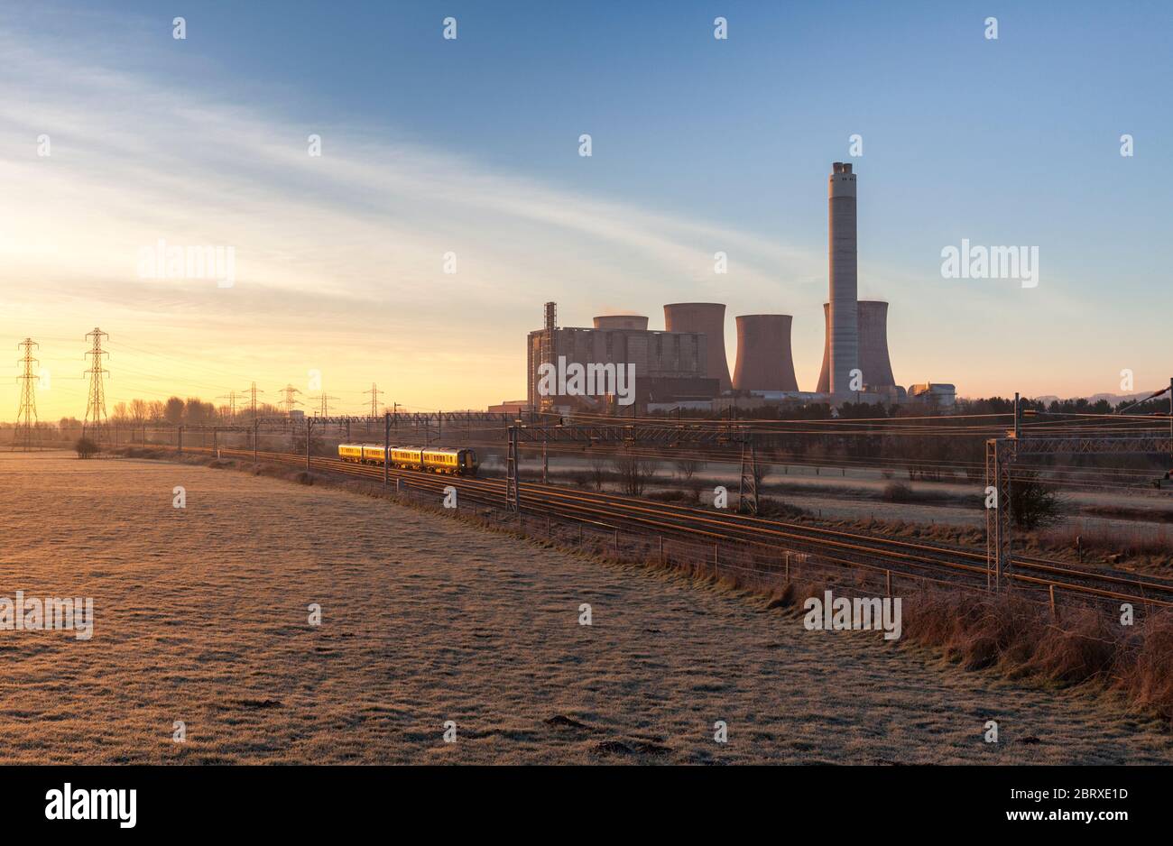 London Midland Siemens Desiro Elektrozug der Baureihe 350, der an dem Kohlekraftwerk Rugeley auf der elektrifizierten Westküstenlinie vorbeifährt Stockfoto
