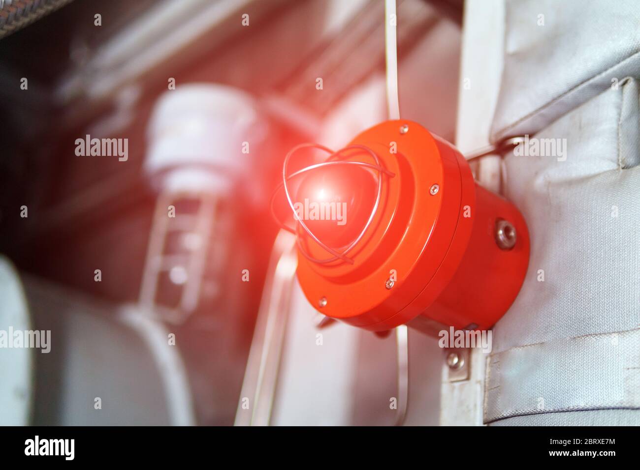 Rote Warnleuchte einer Notleuchte in einem Industriebetrieb. Ein  Gefahrensignal Stockfotografie - Alamy