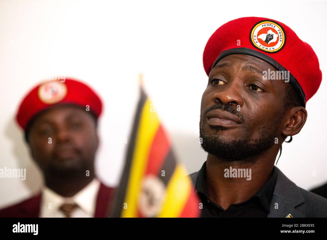 Bobi Wine spricht die Presse in seinem Tonstudio im Februar 20 2020 in Kampala, Uganda. Bobi Wine, dessen richtiger Name Robert Kyagulanyi Sentamu ist, ist ein Popstar und Oppositionsführer im Rahmen der Kampagne "People Power". Im Juli 2019 wurde ihm angekündigt, dass er bei den Wahlen 2021 Ugandas langjährigen Präsidenten Yoweri Museveni übernehmen wird. Stockfoto