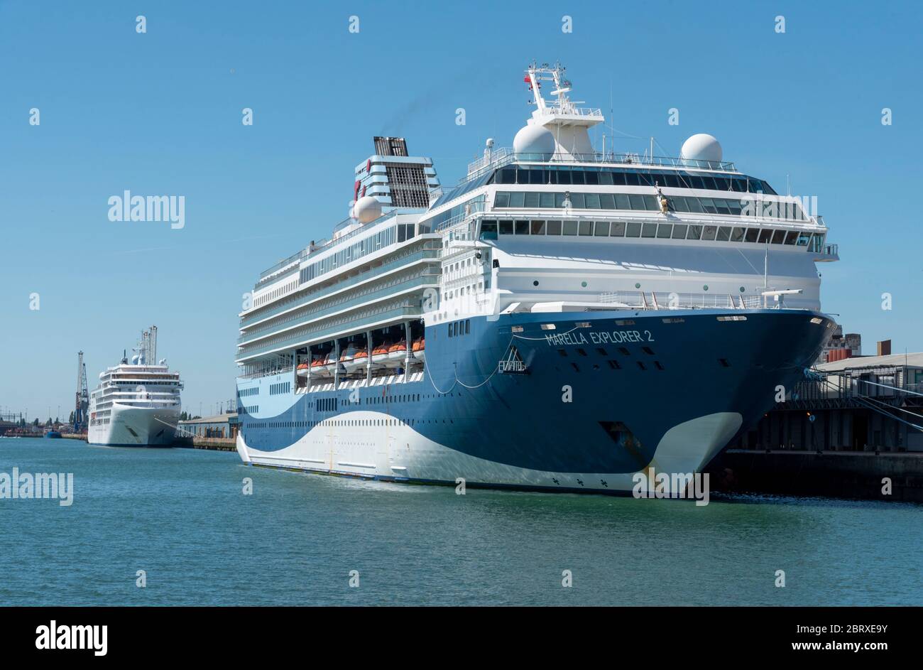 Southampton, England, Großbritannien. 2020. 2 Kreuzfahrtschiffe, Marella Explorer 2 & Siver Spirit liegen neben dem Schiff und warten auf die Segelanweisungen während des Coronavirus Stockfoto