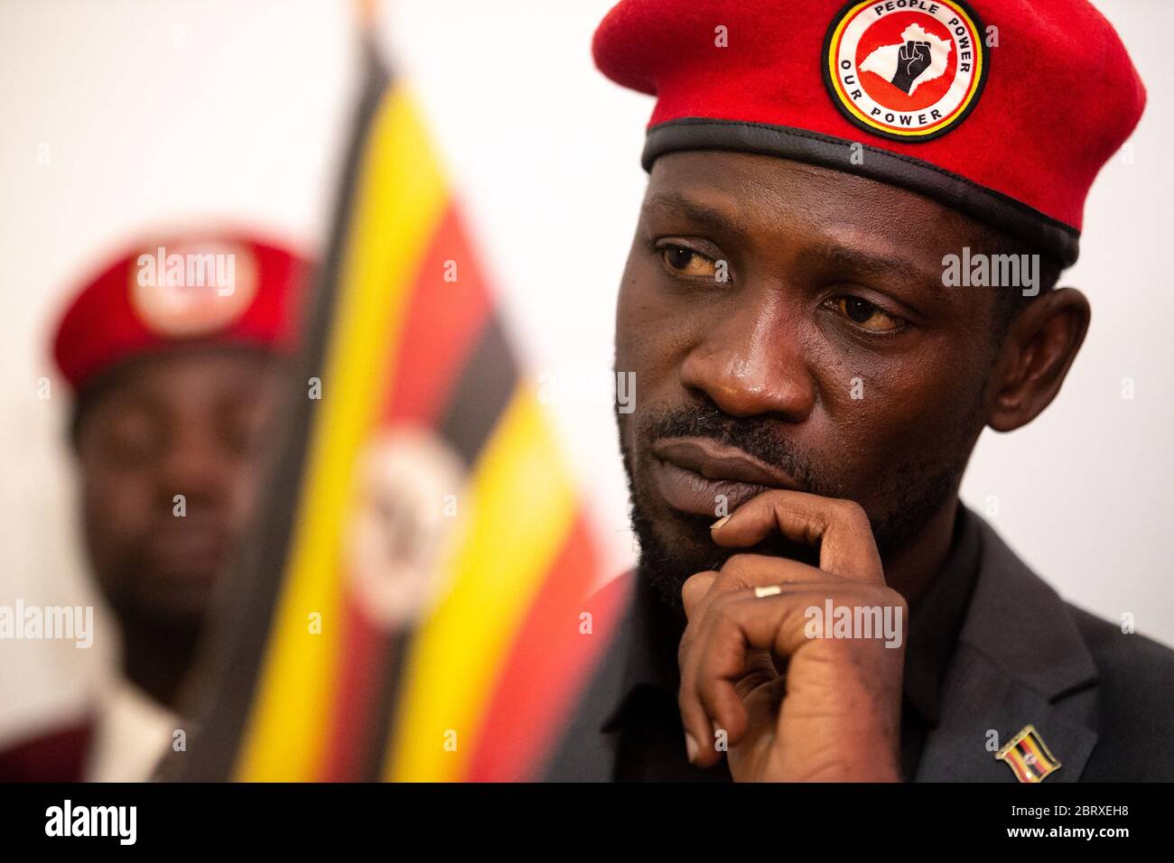 Bobi Wine spricht die Presse in seinem Tonstudio im Februar 20 2020 in Kampala, Uganda. Bobi Wine, dessen richtiger Name Robert Kyagulanyi Sentamu ist, ist ein Popstar und Oppositionsführer im Rahmen der Kampagne "People Power". Im Juli 2019 wurde ihm angekündigt, dass er bei den Wahlen 2021 Ugandas langjährigen Präsidenten Yoweri Museveni übernehmen wird. Stockfoto