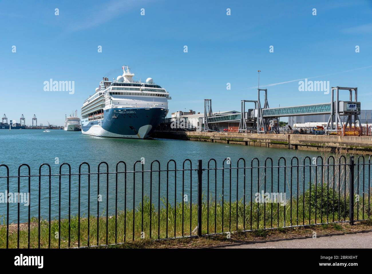 Southampton, England, Großbritannien. 2020. 2 Kreuzfahrtschiffe, Marella Explorer 2 & Siver Spirit liegen neben dem Schiff und warten auf die Segelanweisungen während des Coronavirus Stockfoto