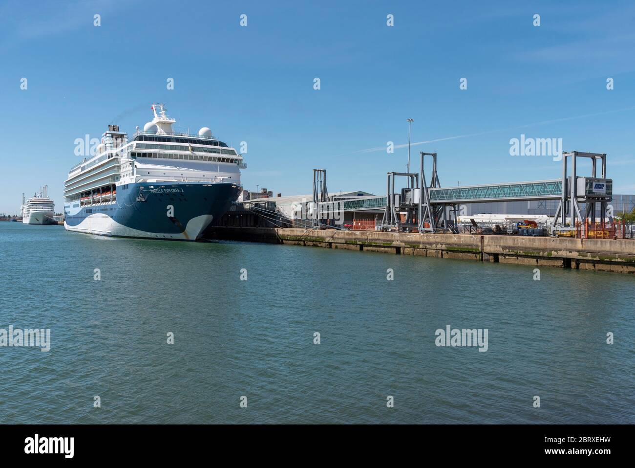 Southampton, England, Großbritannien. 2020. 2 Kreuzfahrtschiffe, Marella Explorer 2 & Siver Spirit liegen neben dem Schiff und warten auf die Segelanweisungen während des Coronavirus Stockfoto