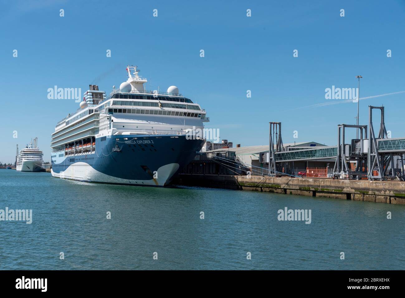 Southampton, England, Großbritannien. 2020. 2 Kreuzfahrtschiffe, Marella Explorer 2 & Siver Spirit liegen neben dem Schiff und warten auf die Segelanweisungen während des Coronavirus Stockfoto