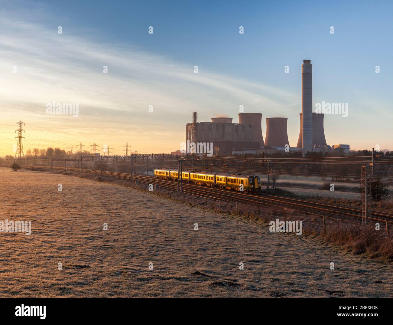 London Midland Siemens Desiro Elektrozug der Baureihe 350, der an dem Kohlekraftwerk Rugeley auf der elektrifizierten Westküstenlinie vorbeifährt Stockfoto