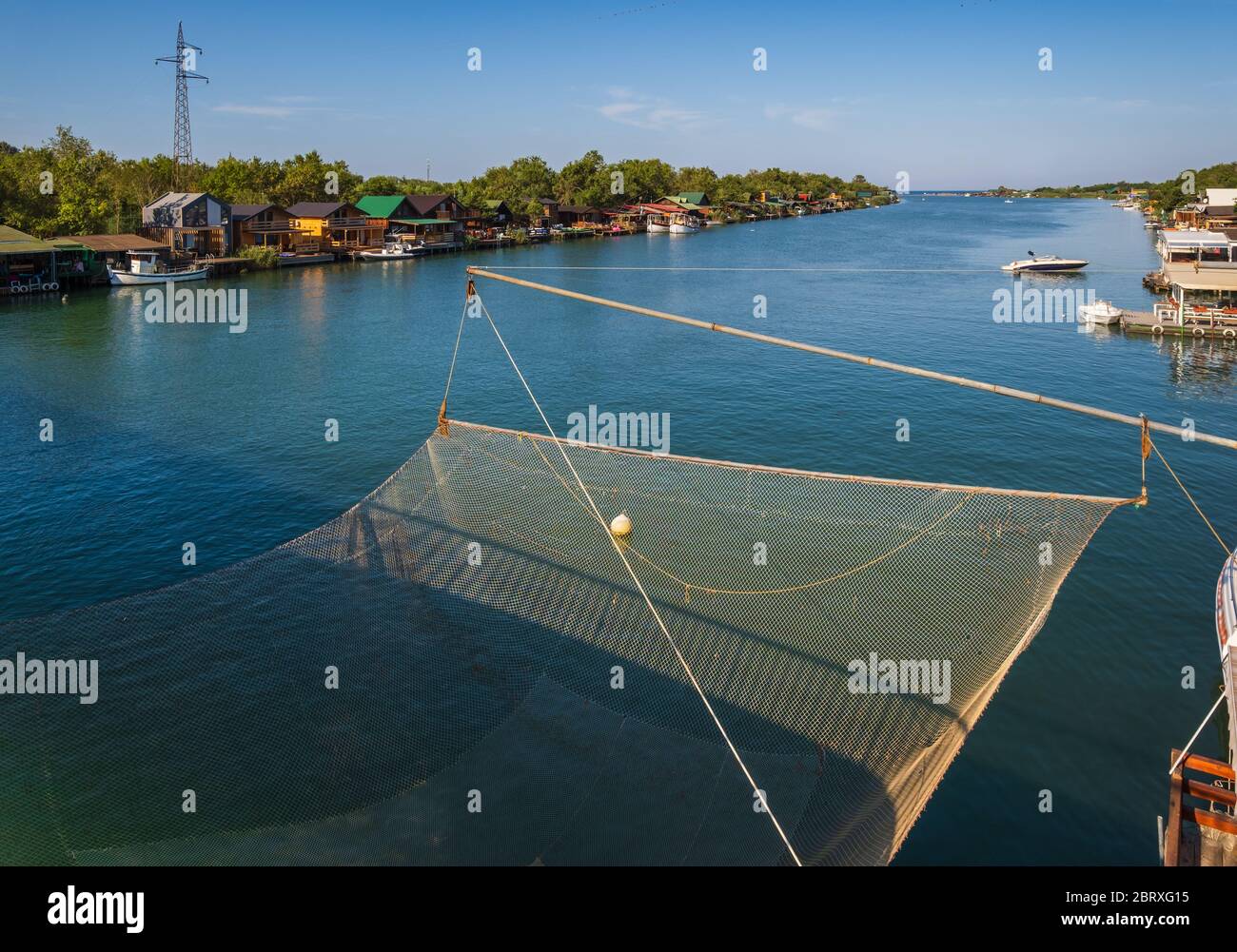 Bojana Flussdelta und Ada Insel in Ulcinj, Montenegro. - Es ist ein beliebtes Touristenziel mit langen Sandstrand und traditionellen Fisch-Restaurant Stockfoto