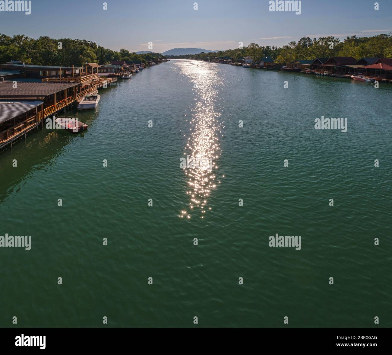 Bojana Flussdelta und Ada Insel in Ulcinj, Montenegro. - Es ist ein beliebtes Touristenziel mit langen Sandstrand und traditionellen Fisch-Restaurant Stockfoto