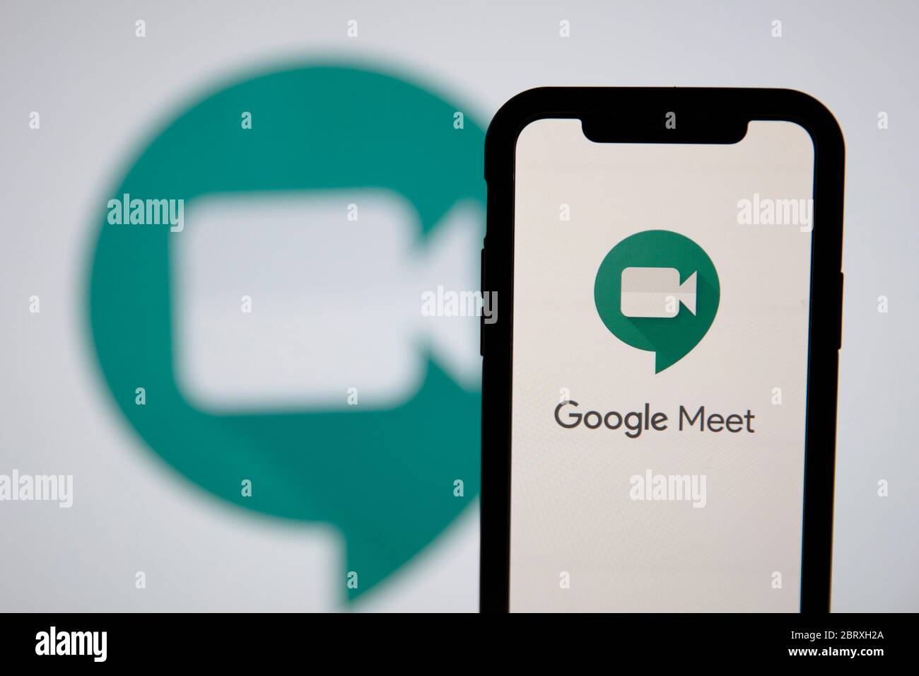 LONDON, Großbritannien - Mai 22 2020: Google Meet Video Meeting Logo auf einem Smartphone-Bildschirm Stockfoto