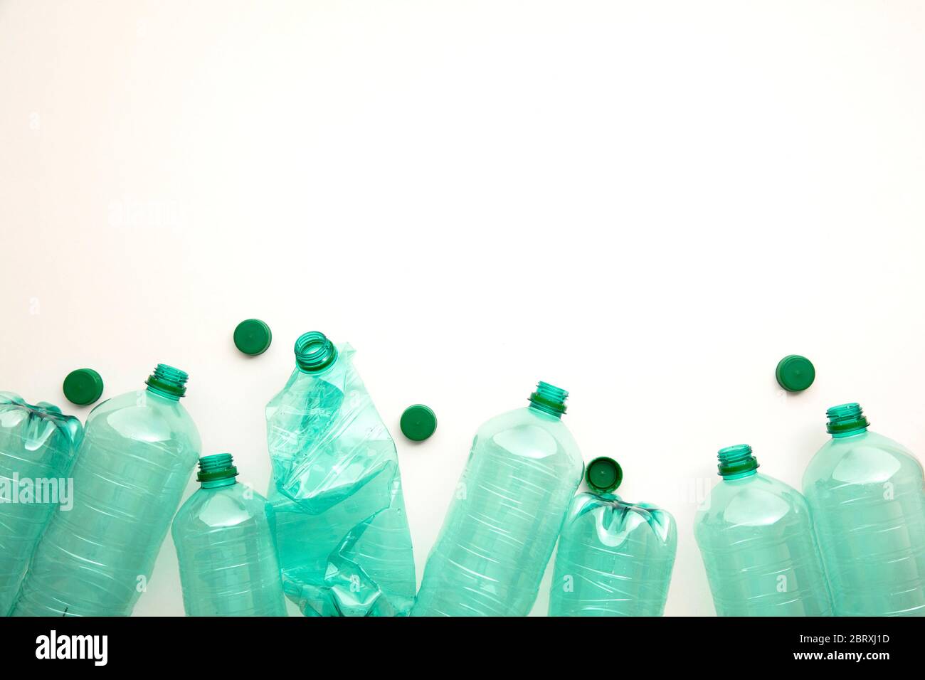 Leere grüne Kunststoff-Abwasserflaschen, die recyclingbereit sind. Stockfoto