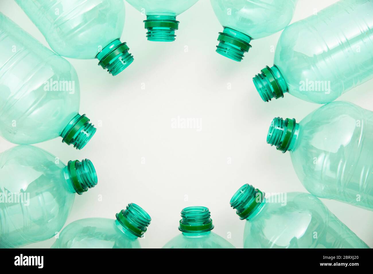 Leere grüne Kunststoff-Abwasserflaschen, die recyclingbereit sind. Stockfoto