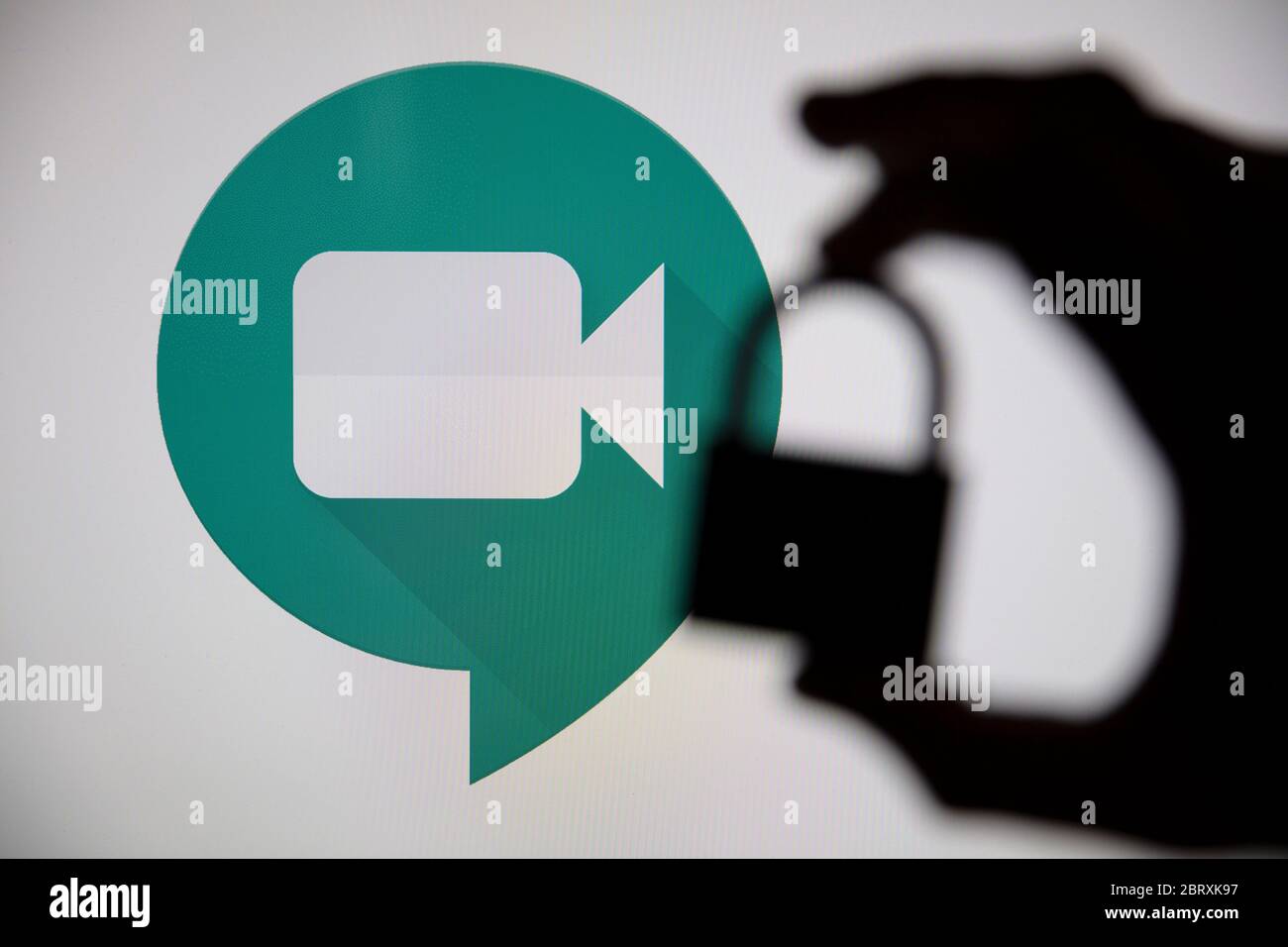 LONDON, Großbritannien - Mai 22 2020: Google Meet Video Meeting Logo mit einem Sicherheits-Vorhängeschloss Stockfoto