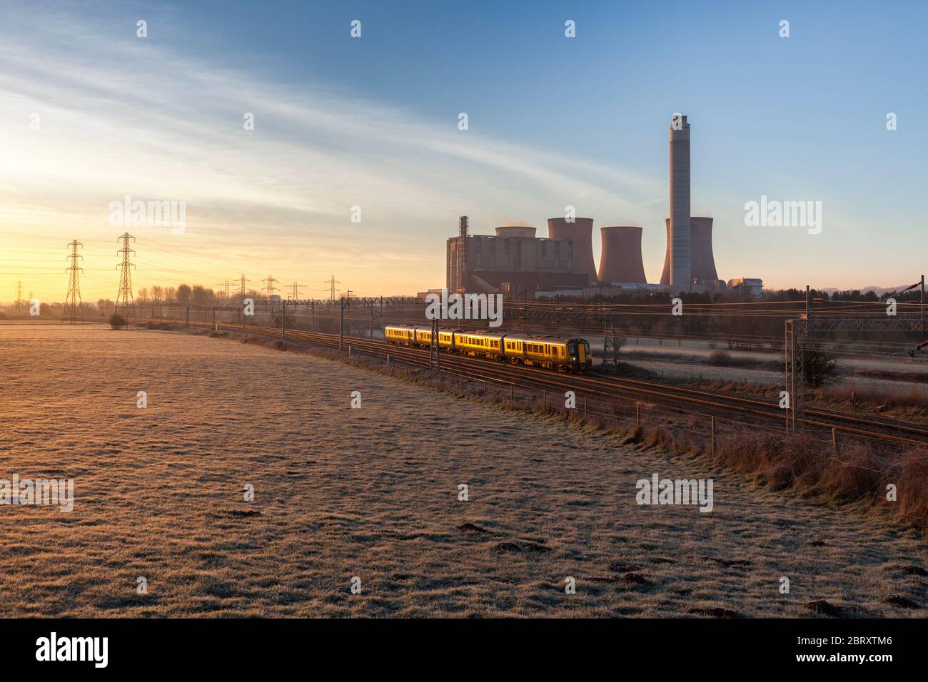 London Midland Siemens Desiro Elektrozug der Baureihe 350, der an dem Kohlekraftwerk Rugeley auf der elektrifizierten Westküstenlinie vorbeifährt Stockfoto