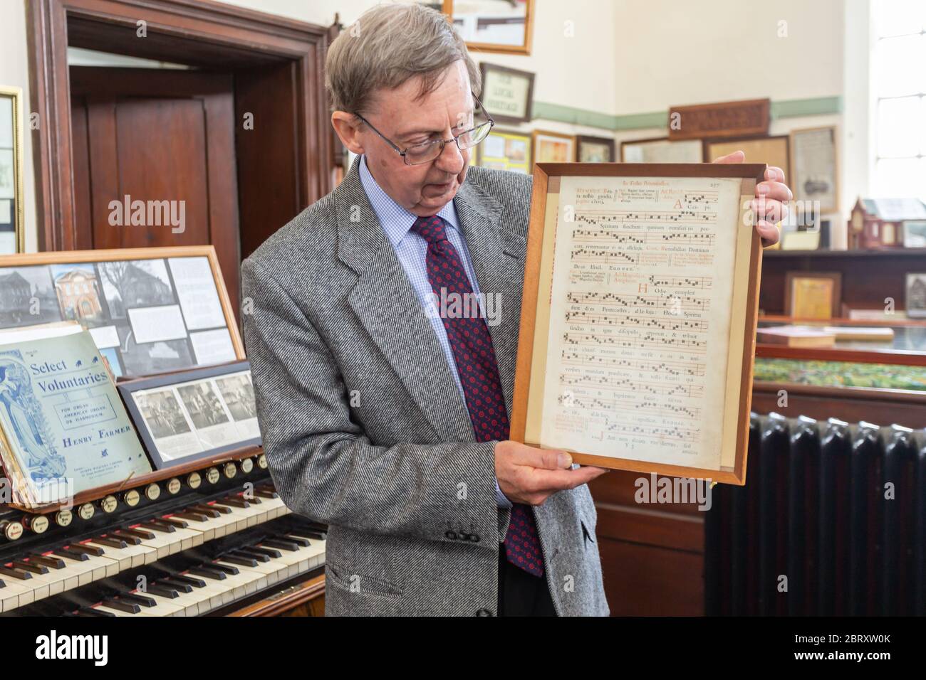 Rowley Regis, West Midlands, Großbritannien. Mai 2020. Roland Burrows, Autor, Kurator und Sammler von christlichen Bibeln und Erinnerungsstücken am Christian Heritage Centre tief in der Arbeiterklasse Protestant Black Country, West Midlands, nutzt die erzwungene Schließung, um zu überprüfen, ob seine riesige Sammlung noch intakt ist. "Die Sammlung zeigt die unberechenbare Schuld, die wir dem christlichen Erbe unserer Nation Schulden", erklärt Burrows. Die wiederverwertete Providence Chapel beherbergt Tausende von Bibeln und Gebetbüchern, einige aus dem späten fünfzehnten Jahrhundert. Quelle: Peter Lopeman/Alamy Live News Stockfoto