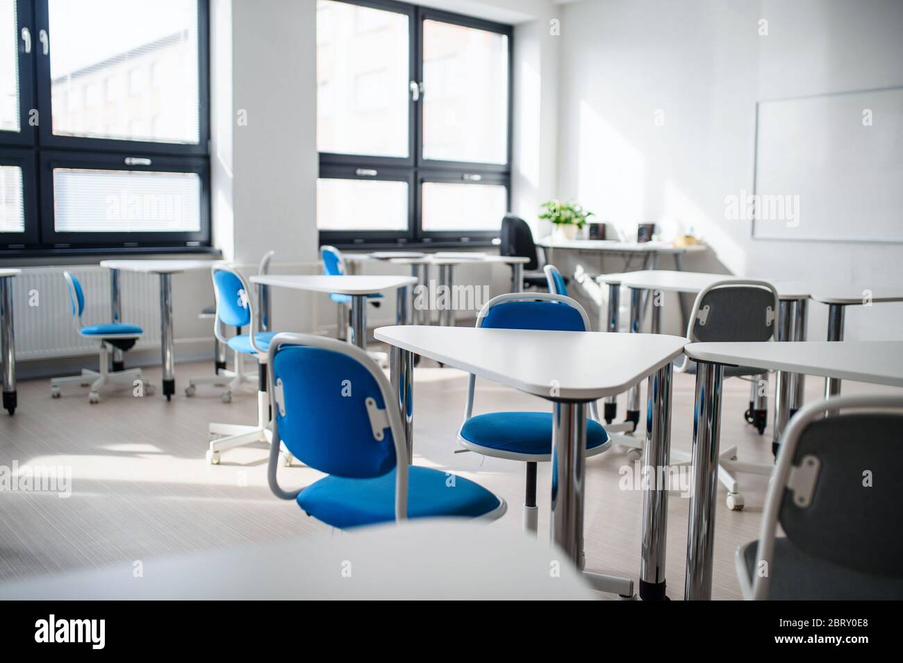 Schreibtisch und Stühle in leerem Klassenzimmer. Kopierbereich. Stockfoto