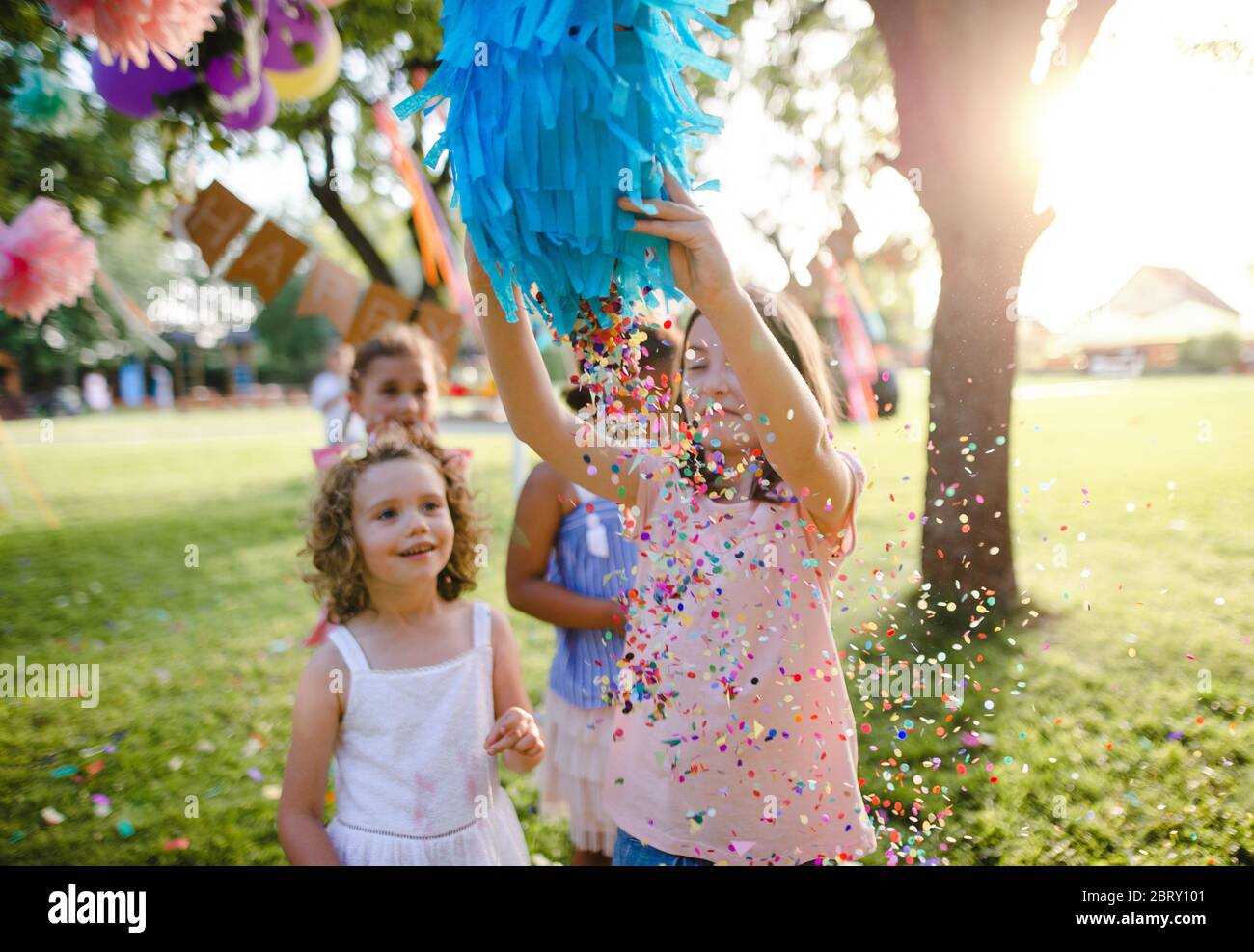 Kleine Kinder im Freien im Garten im Sommer, spielen. Stockfoto