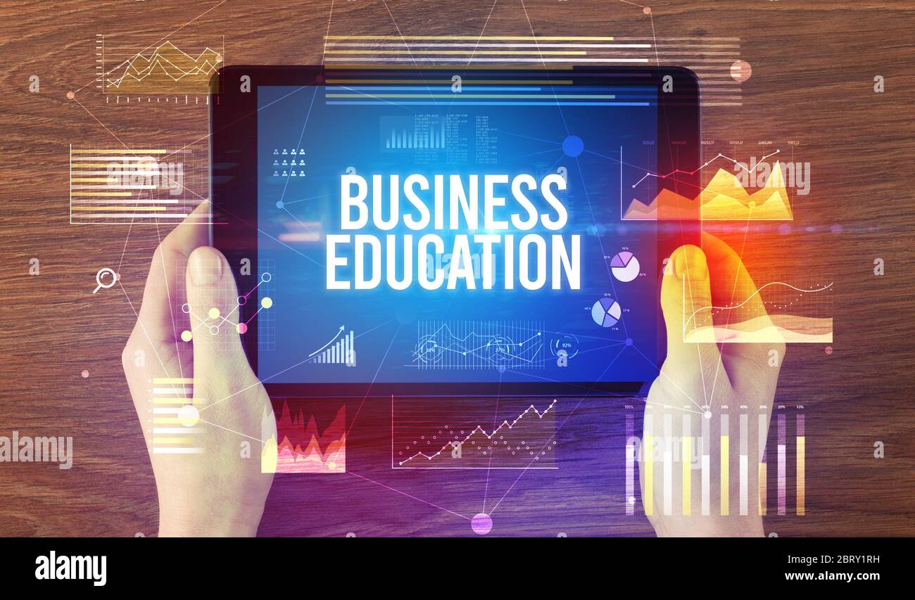 Nahaufnahme der Hände, die Tablette mit DER AUFSCHRIFT "BUSINESS EDUCATION", modernes Geschäftskonzept, halten Stockfoto