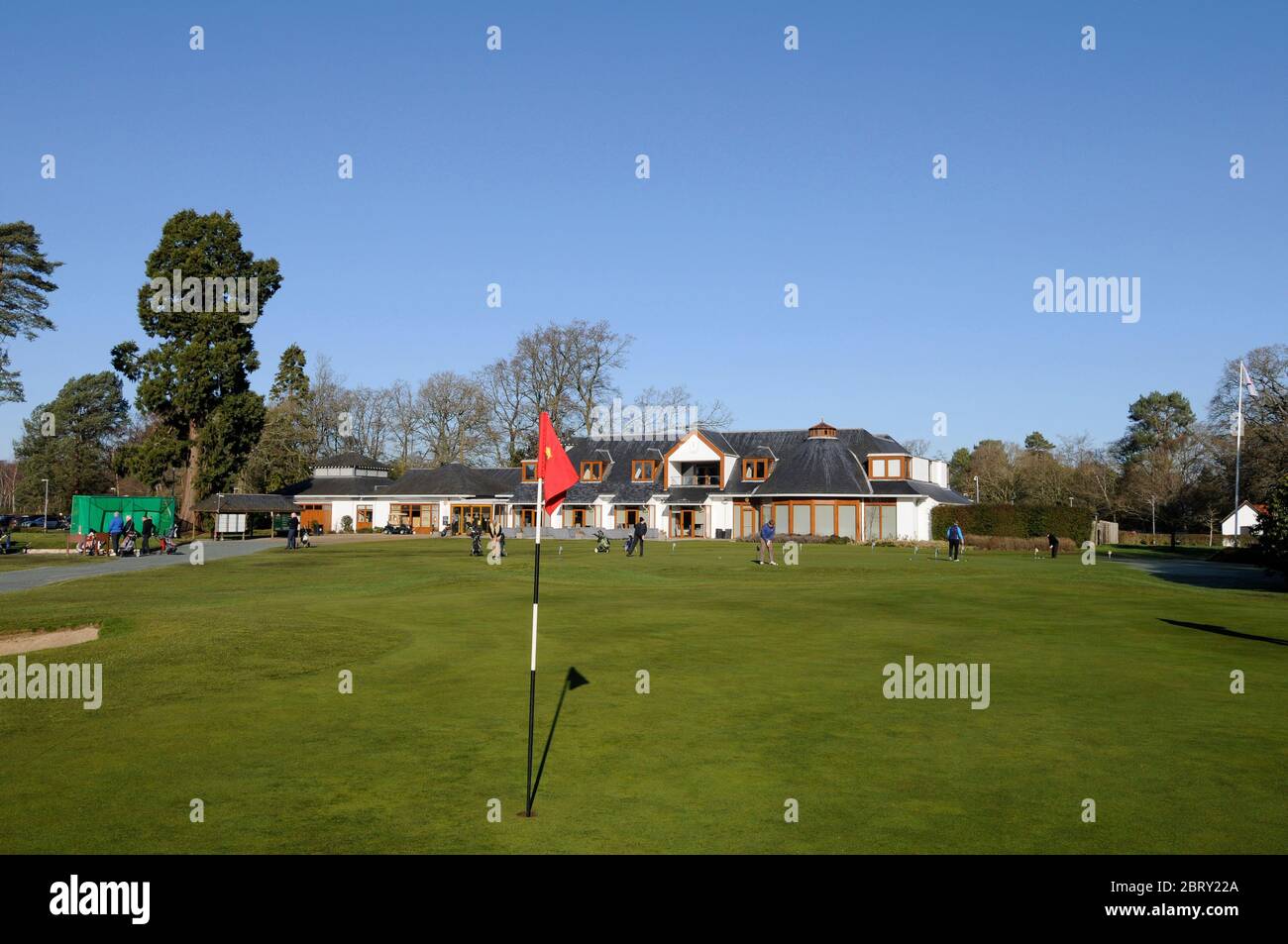 Blick auf das 18. Green und Clubhouse, North Hants Golf Club, Fleet, Hampshire Stockfoto