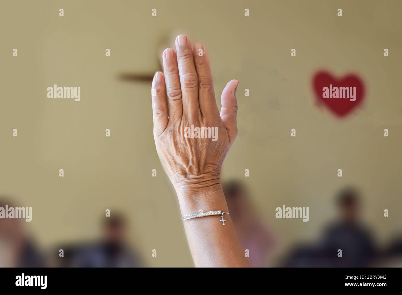 Christliche Anbetung der erhobenen Hand oder beten in der Kirche. Stockfoto