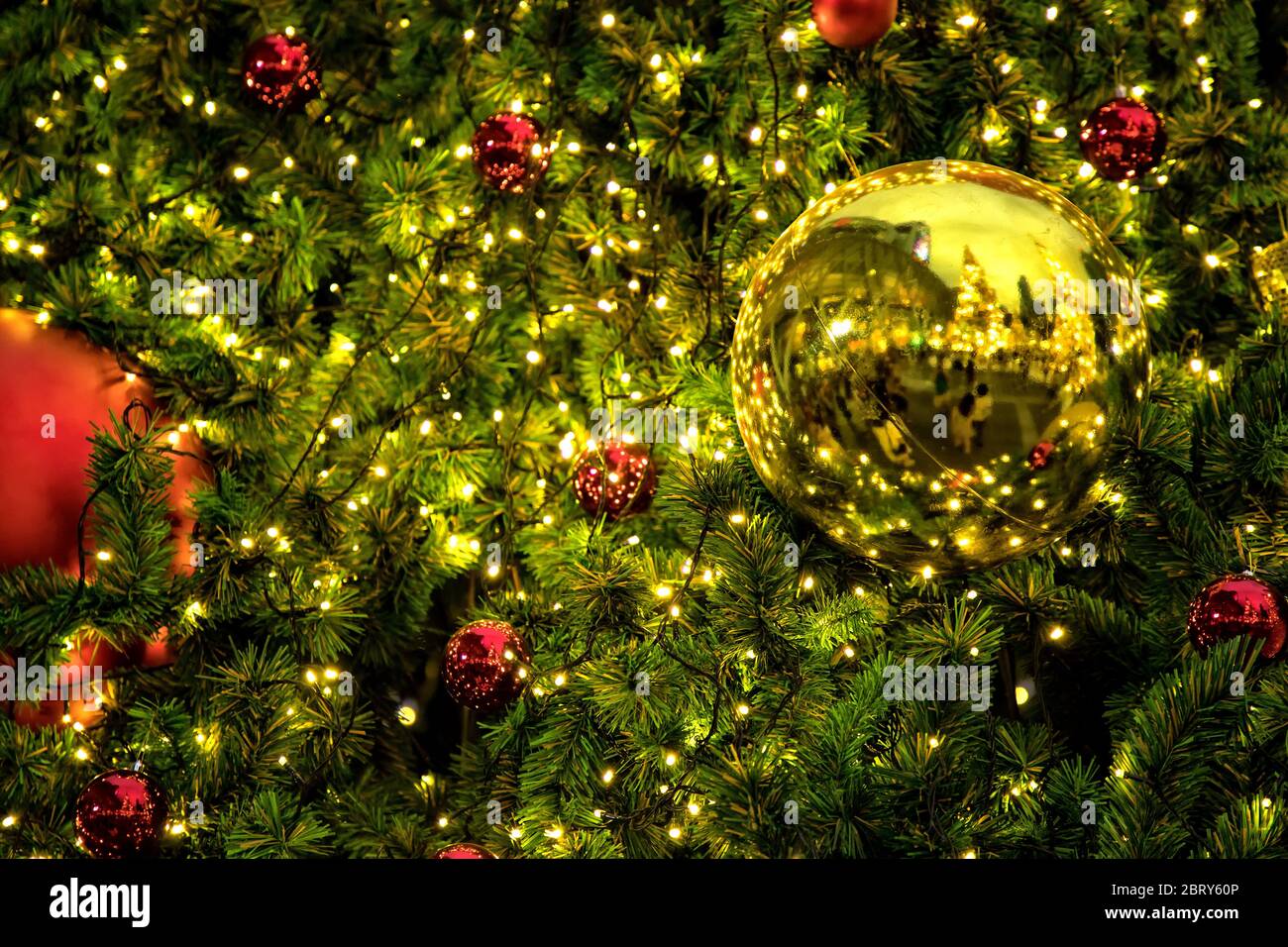 Konzeptionelle Bild der geschmückten Weihnachtsbaum mit bunten Lichtern und Ornamente Stockfoto
