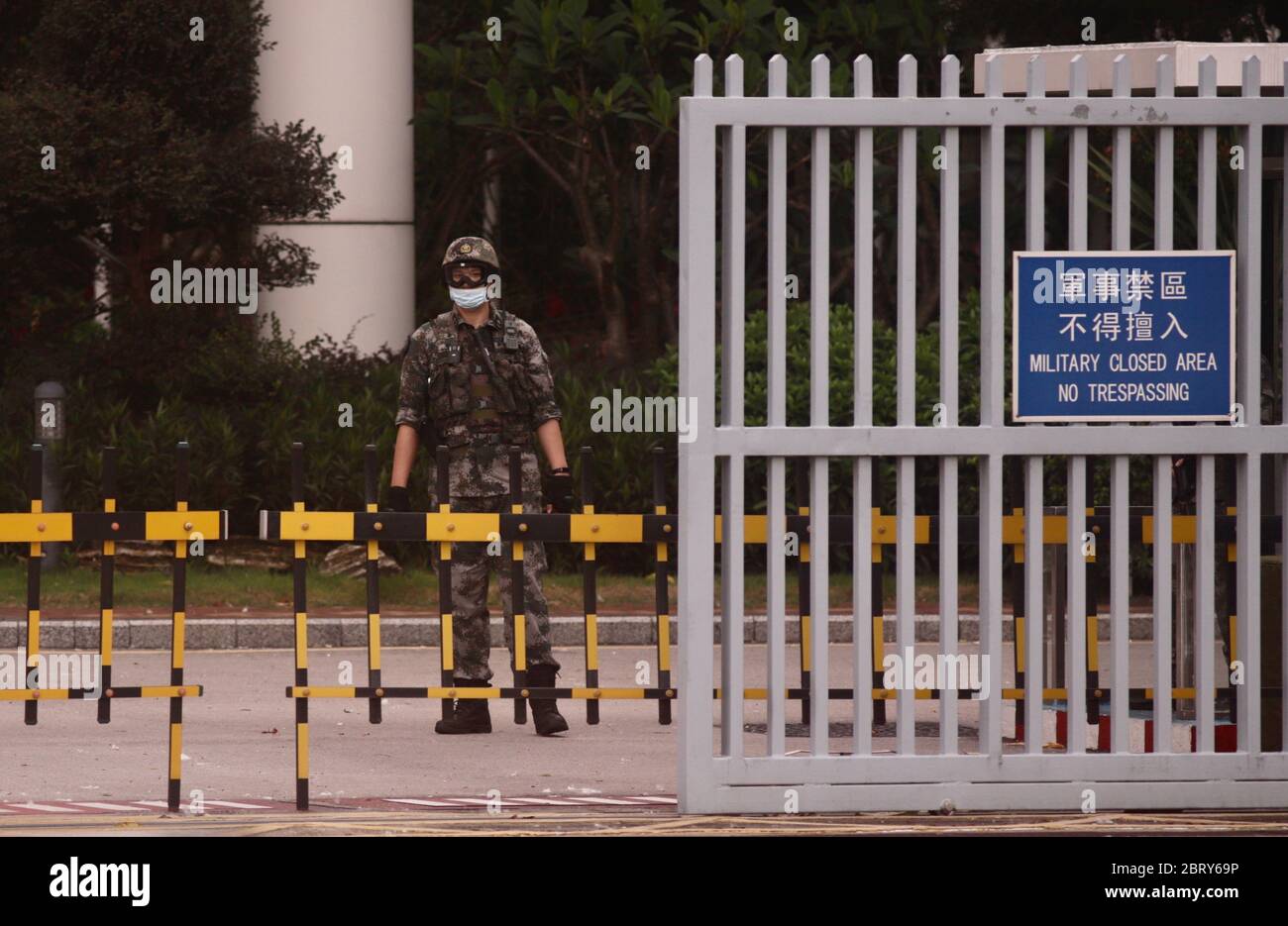 22. Mai 2020, Hongkong, CHINA: PLA-Soldat, der den Eingang zum HAUPTQUARTIER der Volksbefreiungsarmee in Zentral-Hongkong bewacht.das chinesische kommunistische Regime in Peking macht einen Schritt, das NATIONALE SICHERHEITSGESETZ HONGKONGS anstelle von Artikel 23 zu gesetzen, in der Hoffnung, strengere Gesetzesregelungen einzuführen, um "eparatistische Bewegungen" zu verhindern, "Hong Kong Unabhängigkeitsbewegungen" und "subversive Handlungen" in der Stadt. Viele befürchten, dass die Einführung des Sicherheitsgesetzes auf dem Festland in Hongkong die lange genossene Freiheit Hongkongs ernsthaft schädigen und Hongkong in einen Polizeistaat drängen würde.22. Mai 2020 Hongkong.ZUMA/Liau Chung-ren (Foto: © Stockfoto
