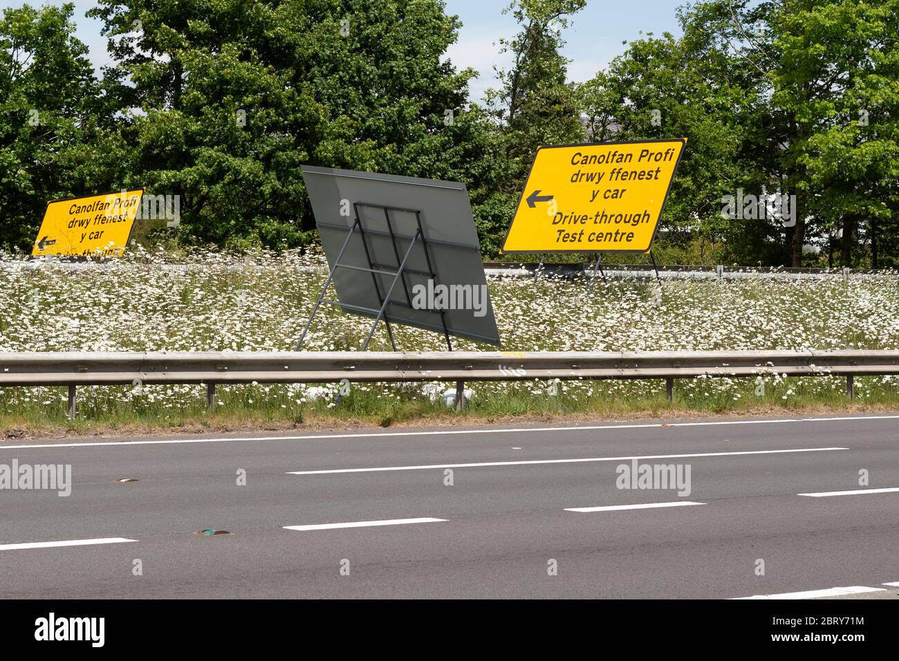 Zweisprachige Schilder in Wales für ein Drive-Through Coronavirus Testzentrum Stockfoto