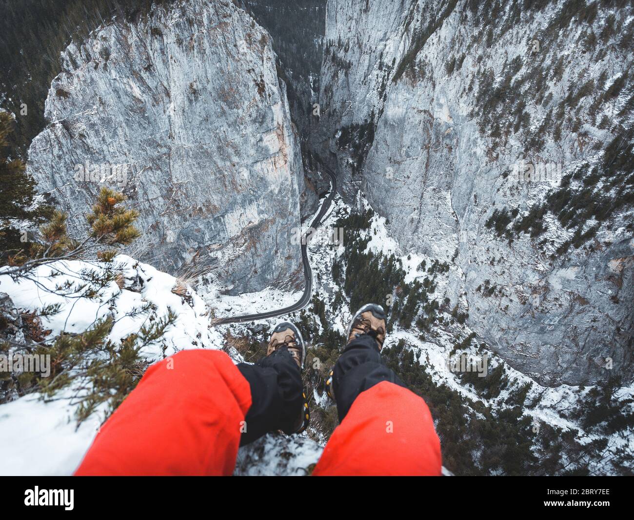 Die Beine der Wanderer hängen über der Klippe. Abenteuerzeit über der bicaz-Schlucht, Rumänien Stockfoto