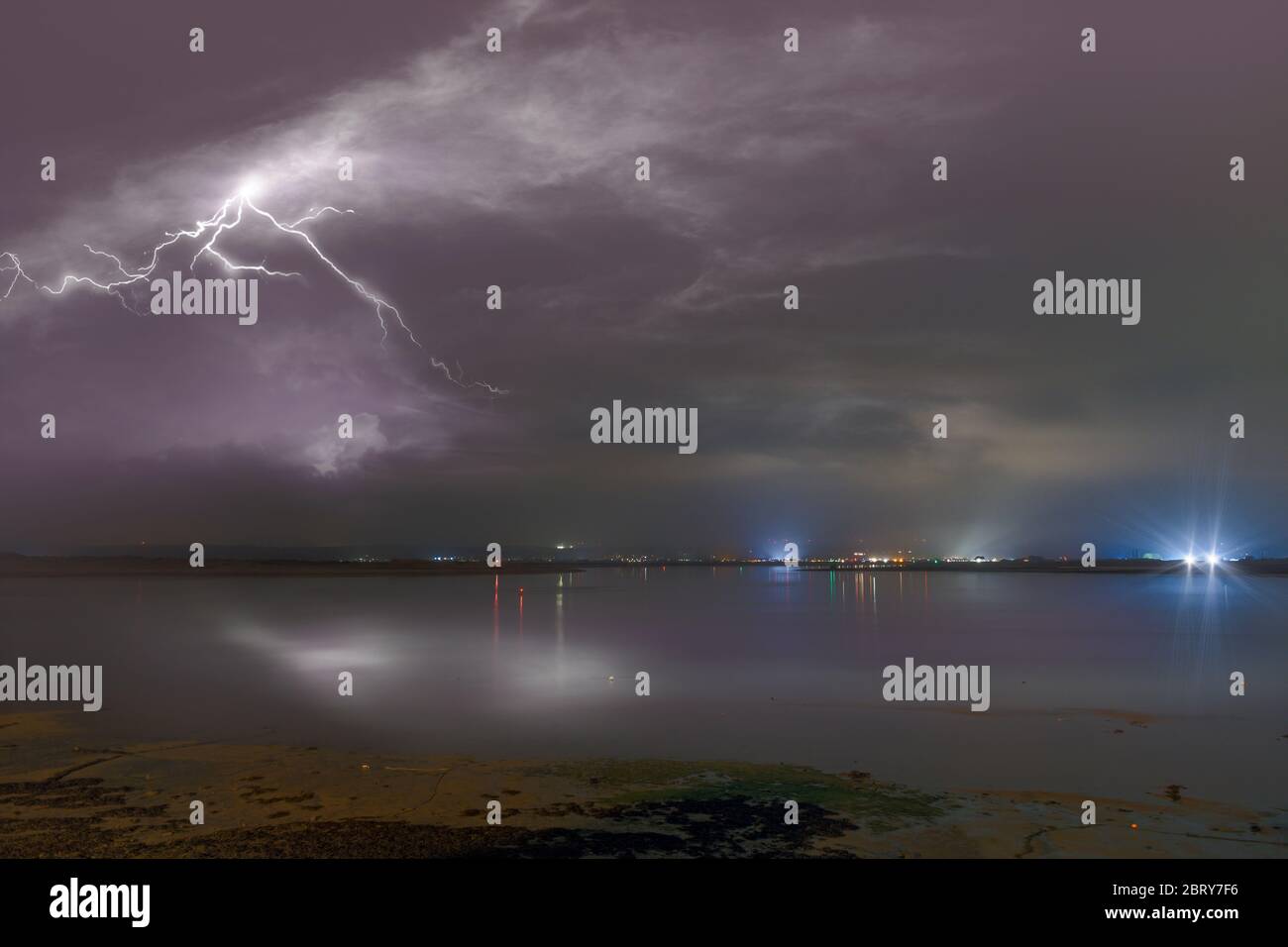 Um 2:30 Uhr fegte ein Gewitter über die Flussmündung des Torridge in North Devon, wobei sowohl Gabelung als auch Blitze die eintreffende Flut bei AP erhellten Stockfoto
