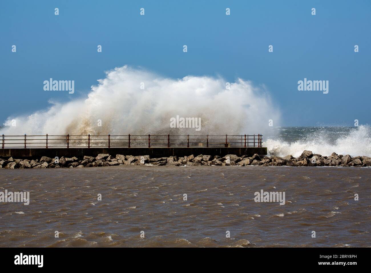Morecambe, Lancashire, Großbritannien. Mai 2020. Hohe Onshore-Winde und eine Flut sah Wellen brechen über dem Grosvenor Breakwater Credit: PN News/Alamy Live News Stockfoto