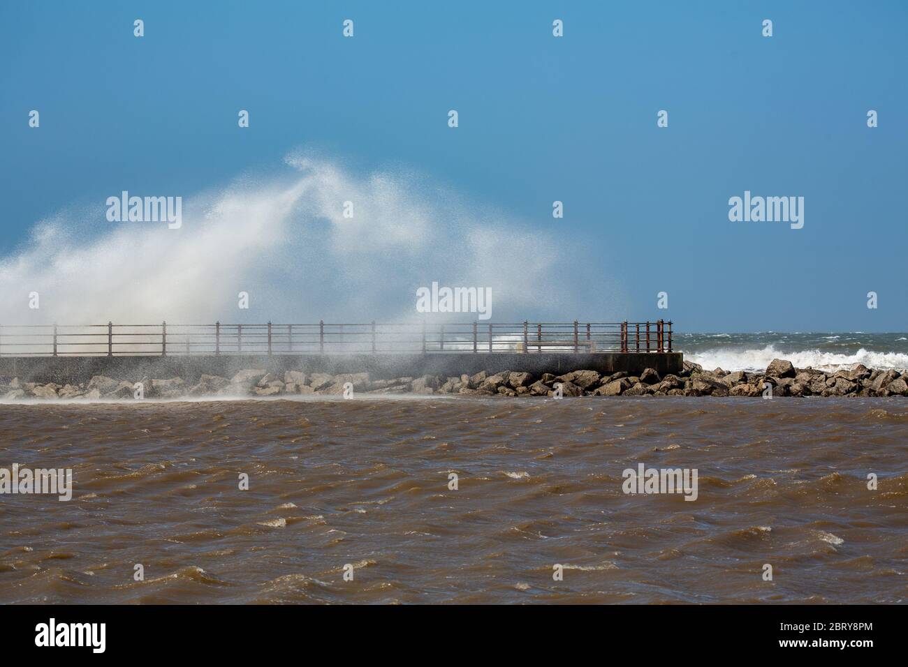 Morecambe, Lancashire, Großbritannien. Mai 2020. Hohe Onshore-Winde und eine Flut sah Wellen brechen über dem Grosvenor Breakwater Credit: PN News/Alamy Live News Stockfoto