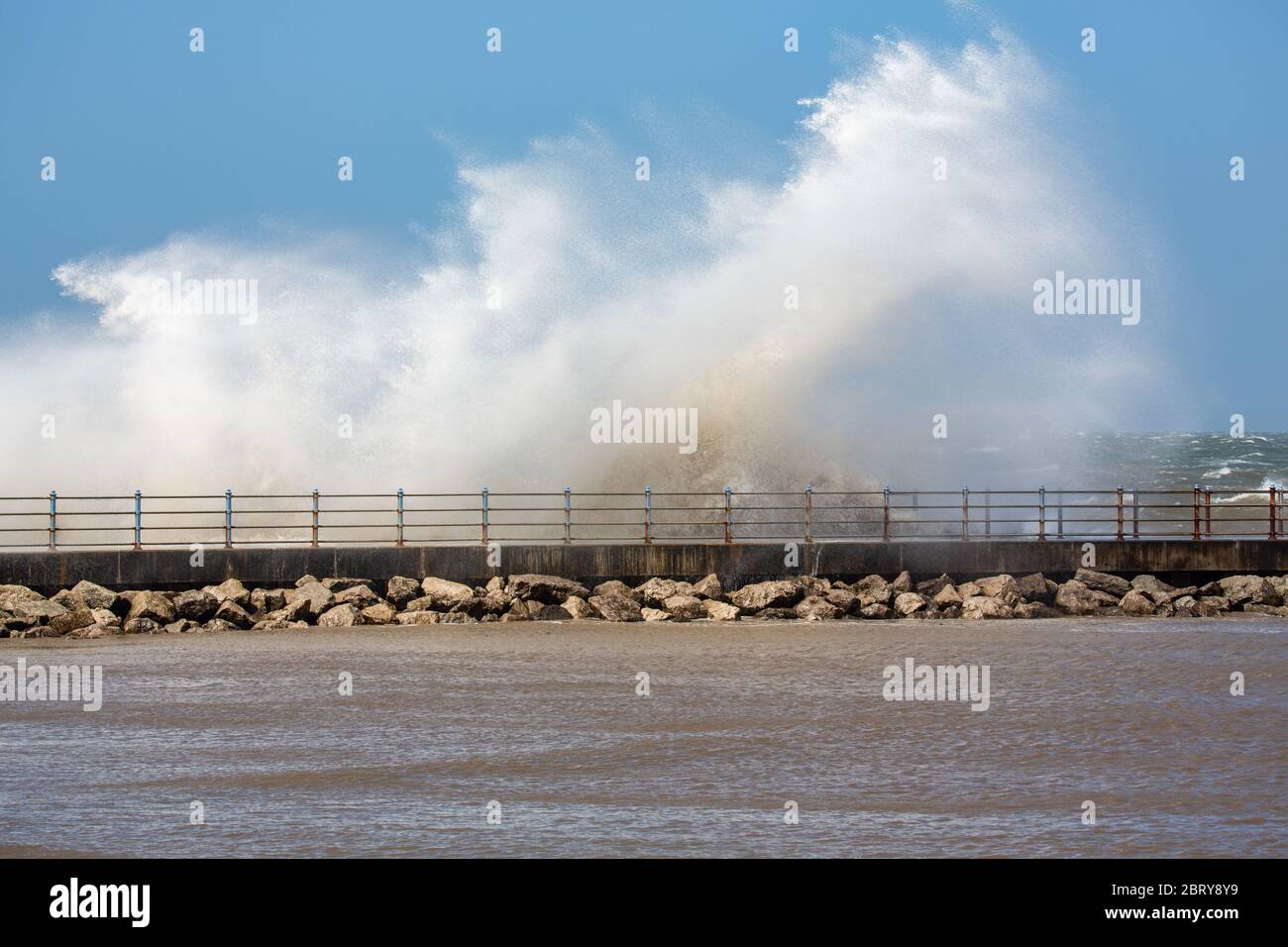 Morecambe, Lancashire, Großbritannien. Mai 2020. Hohe Onshore-Winde und eine Flut sah Wellen brechen über dem Grosvenor Breakwater Credit: PN News/Alamy Live News Stockfoto