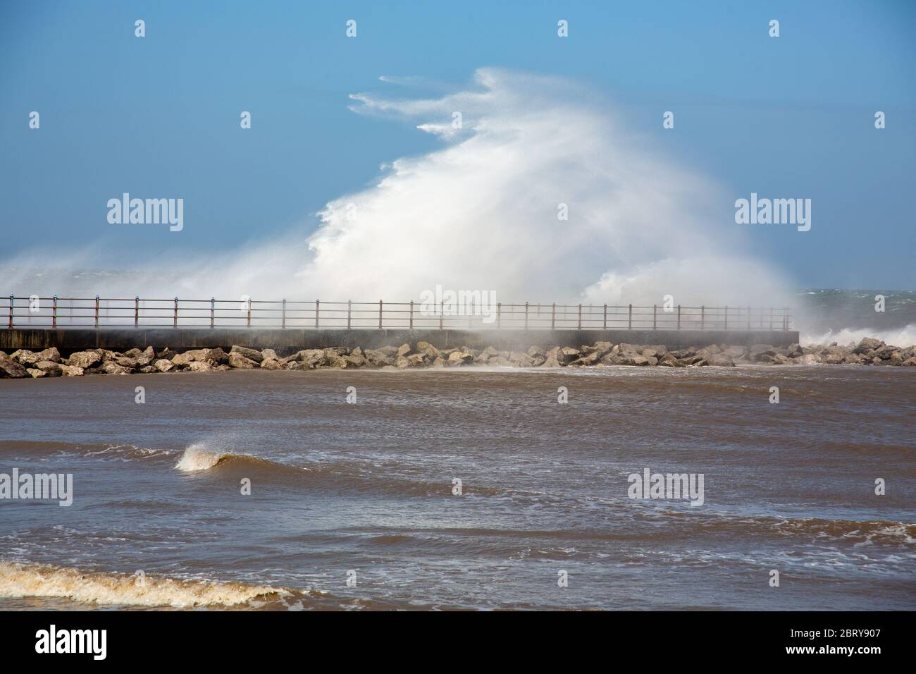 Morecambe, Lancashire, Großbritannien. Mai 2020. Hohe Onshore-Winde und eine Flut sah Wellen brechen über dem Grosvenor Breakwater Credit: PN News/Alamy Live News Stockfoto