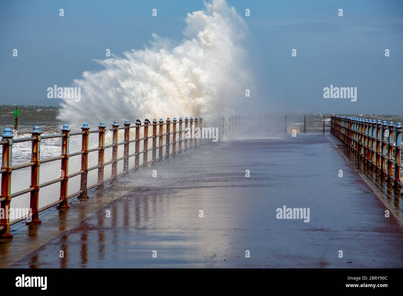 Morecambe, Lancashire, Großbritannien. Mai 2020. Hohe Onshore-Winde und eine Flut sah Wellen brechen über dem Grosvenor Breakwater Credit: PN News/Alamy Live News Stockfoto
