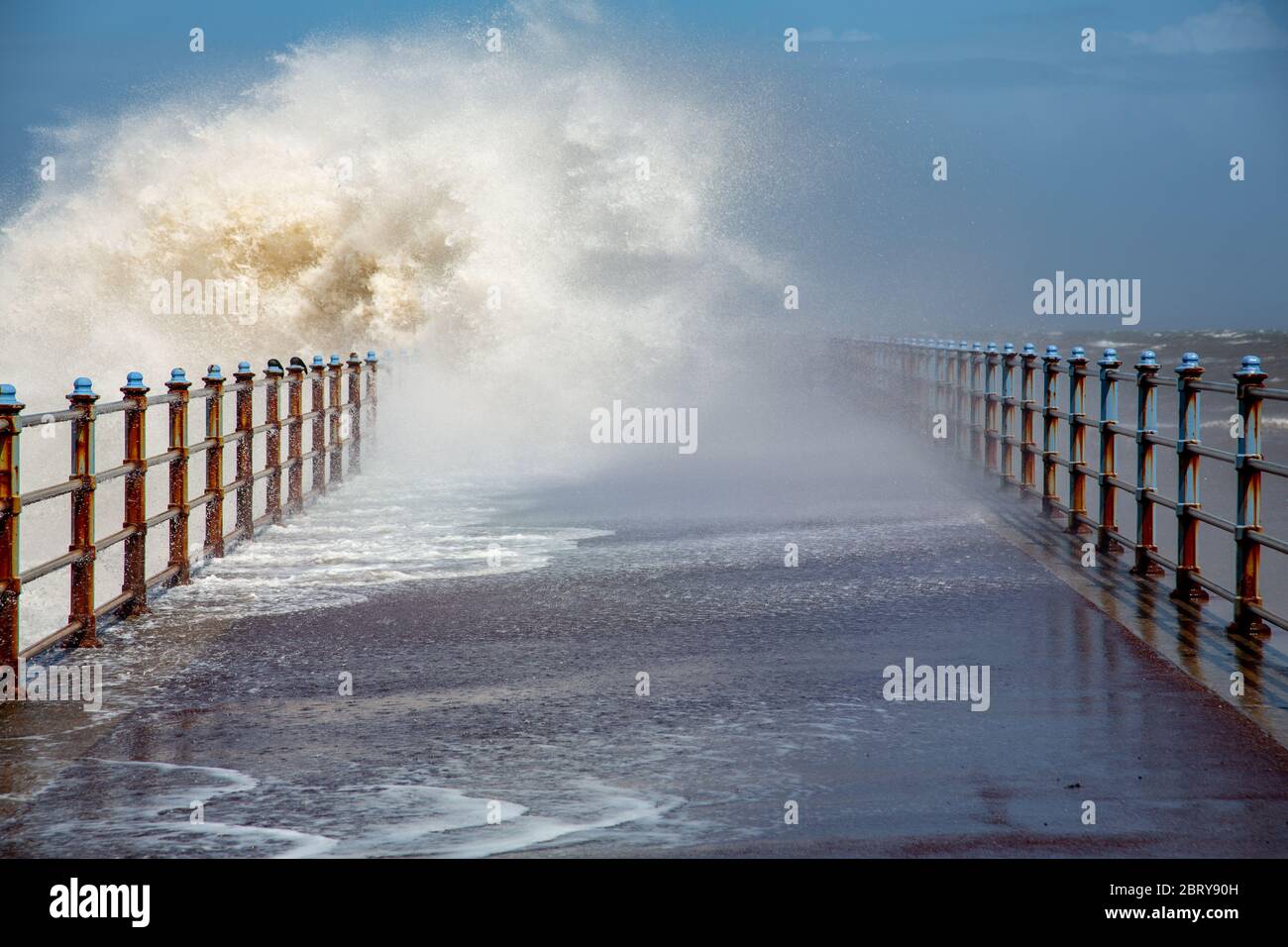 Morecambe, Lancashire, Großbritannien. Mai 2020. Hohe Onshore-Winde und eine Flut sah Wellen brechen über dem Grosvenor Breakwater Credit: PN News/Alamy Live News Stockfoto