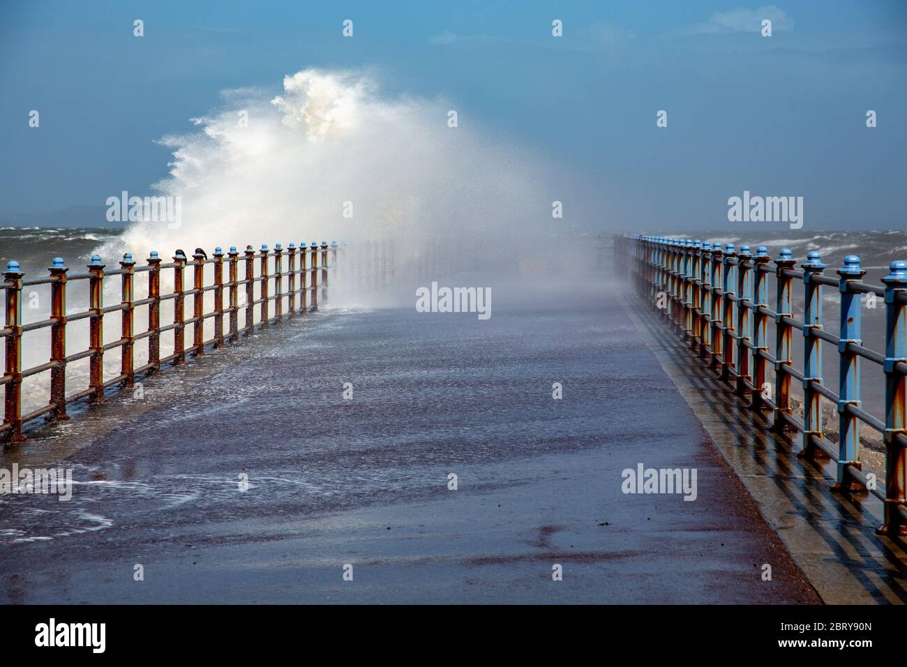 Morecambe, Lancashire, Großbritannien. Mai 2020. Hohe Onshore-Winde und eine Flut sah Wellen brechen über dem Grosvenor Breakwater Credit: PN News/Alamy Live News Stockfoto